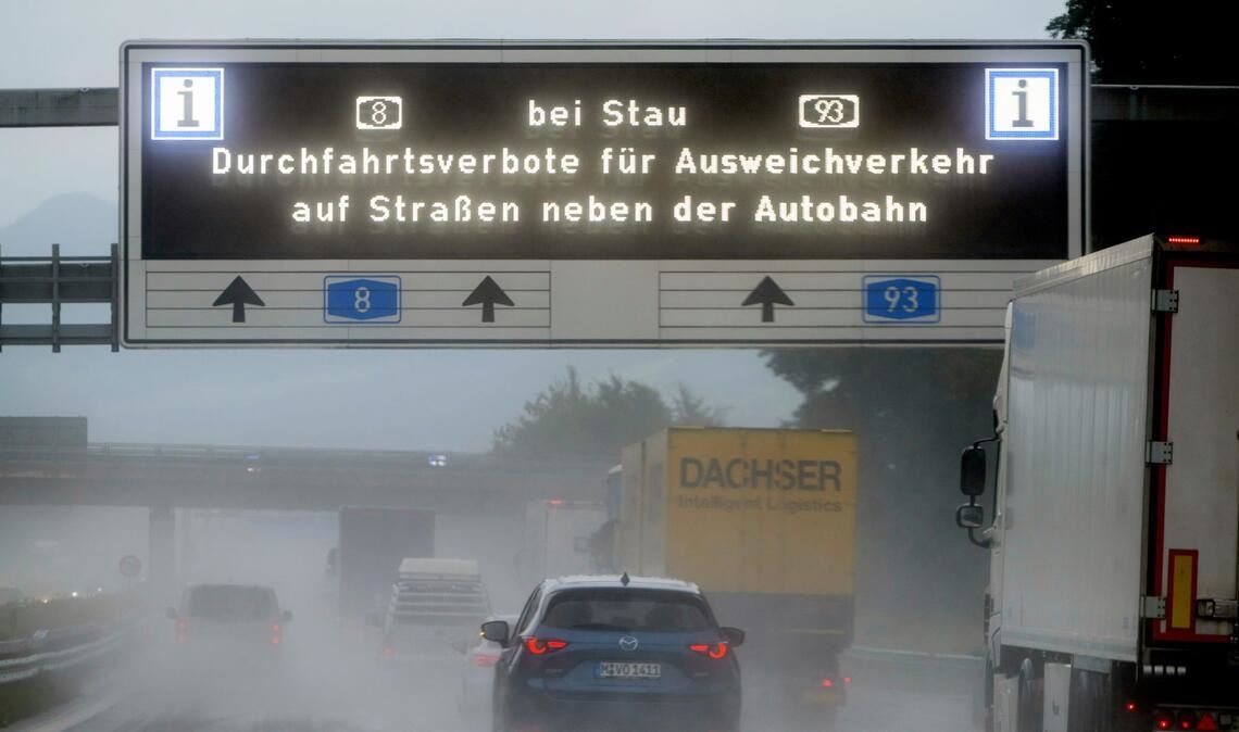 Bei Stau auf der Autobahn lieber die Landstraße nehmen? Das könnte in Bayern die Polizei auf den Plan rufen. (Archivbild)