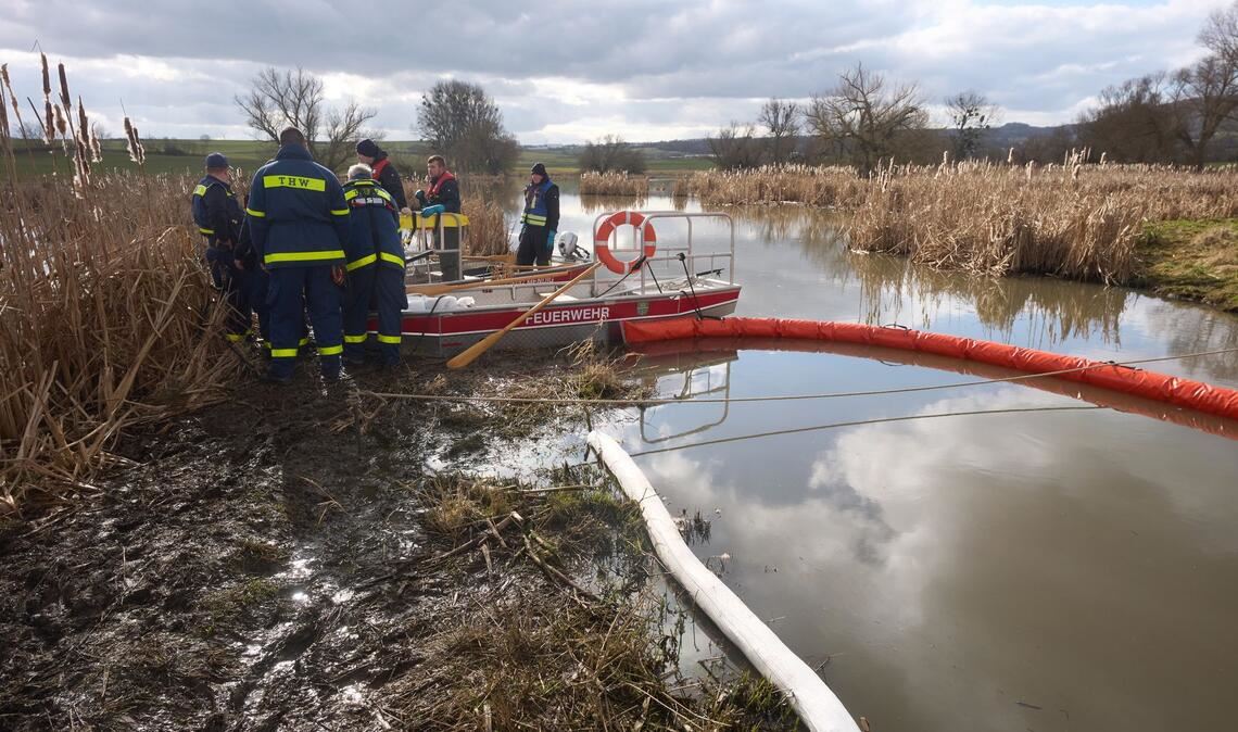 Bei Unfällen gelangen immer wieder Schadstoffe ins Wasser. (Symbolbild)