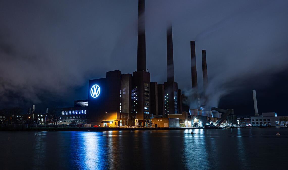 Bei VW in Wolfsburg drohen rote Zahlen - wegen der Probleme bei Porsche. (Archivbild)
