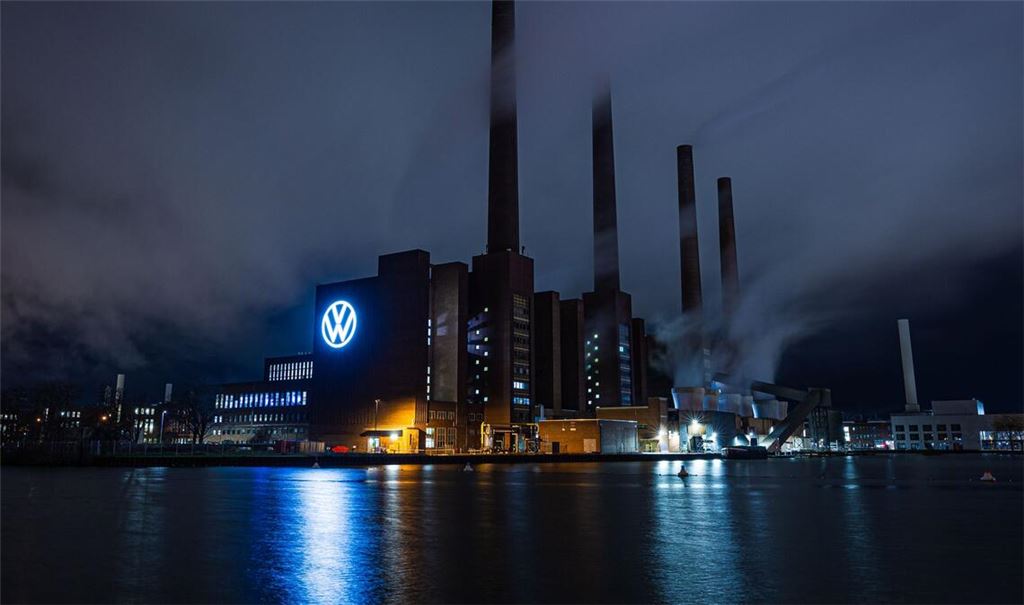 Bei VW in Wolfsburg drohen rote Zahlen - wegen der Probleme bei Porsche. (Archivbild)