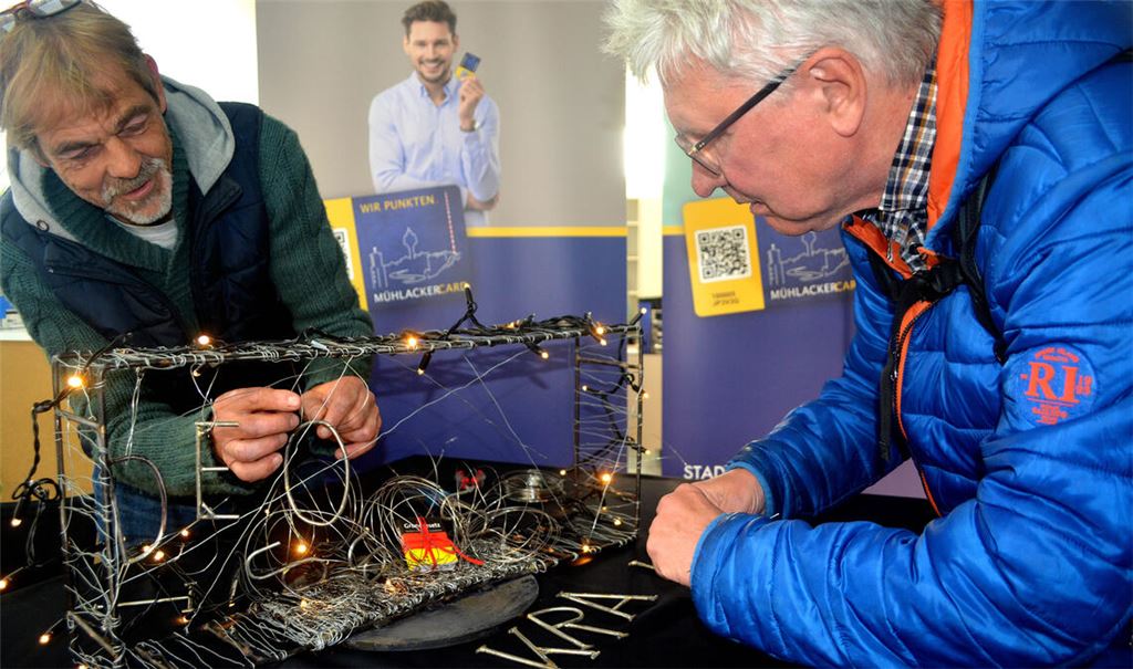 Bei Volker Henkel (li.) sind die Besucher zum Anpacken eingeladen und merken schnell, dass Demokratie eine wackelige Angelegenheit sein kann. Fotos: Stahlfeld
