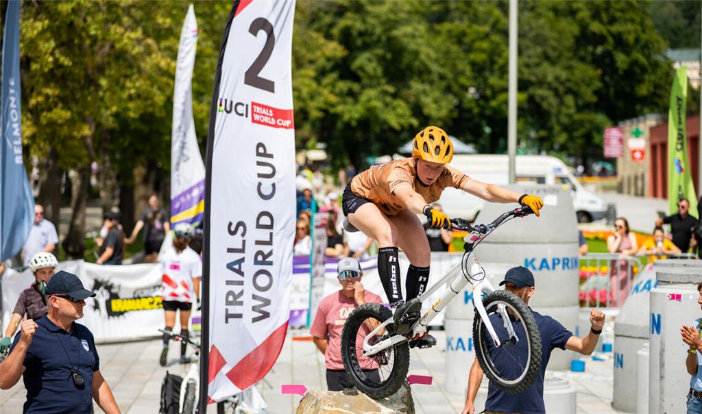 Bei aller Lockerheit gibt die 26 Jahre alte Ötisheimerin auf ihrem Trial im Parcours stets alles – wie hier beim Welt-Cup vor einer Woche in Polen. Fotos: privat.