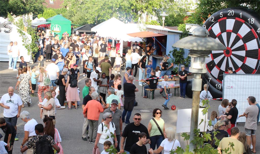 Bei bestem Festwetter: Tausende Besucherinnen und Besucher strömen am Samstag und Sonntag zum mittlerweile 49. Wiernsheimer Straßenfest. Fotos: Prokoph/privat