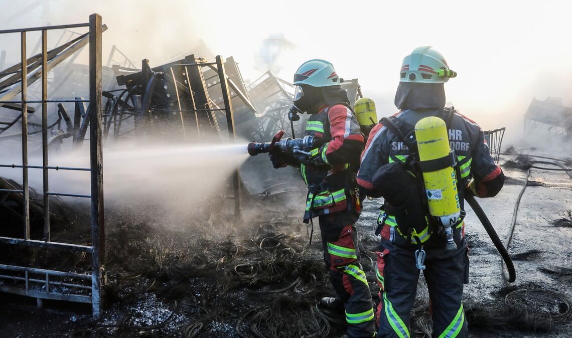 Bei dem Feuer im Juli 2022 brannten eine Lagerhalle und ein Verwaltungsgebäude fast vollständig ab.