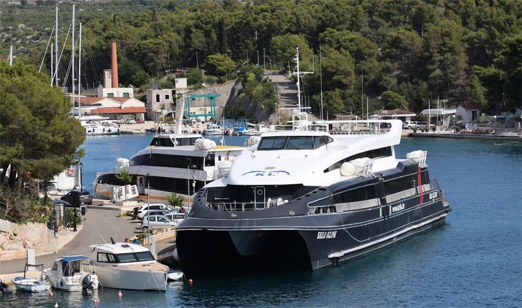 Bei dem Katamaran, der mit einem Segelboot zusammenstieß, handelt es sich um ein Linienschiff.