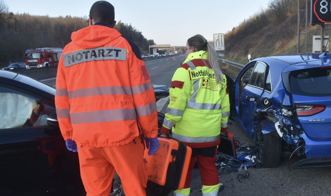 Bei dem Unfall auf der A8 werden drei Personen verletzt.