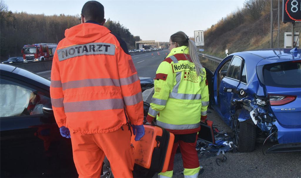 Bei dem Unfall auf der A8 werden drei Personen verletzt.