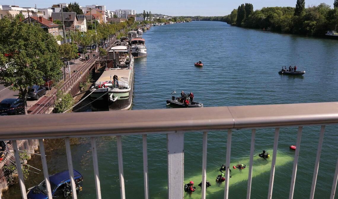 Bei dem Unfall nahe Paris ist ein Bus komplett in der Seine versunken.