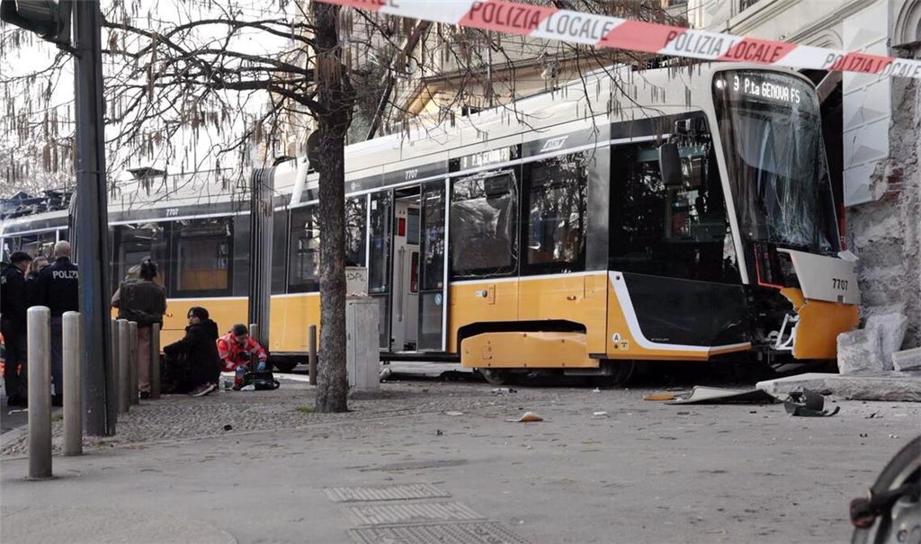 Bei dem Unglück kam mindestens eine Person ums Leben.