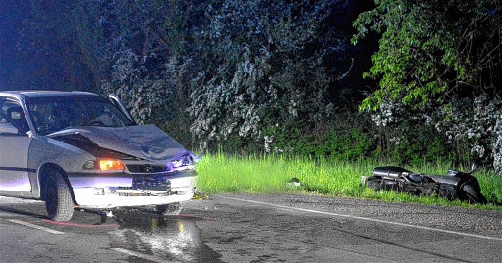Bei dem Zusammenstoß, der für einen 64-jährigen Roller-Fahrer tödlich endet, werden beide beteiligten Fahrzeuge stark beschädigt.Stahlfeld