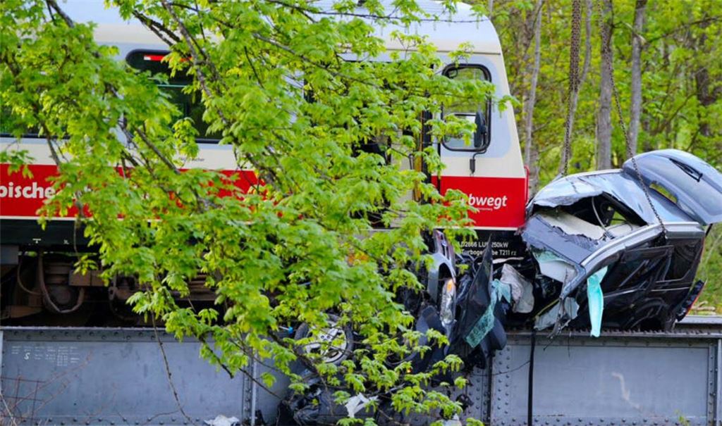 Bei dem Zusammenstoß wurde der Autofahrer schwer verletzt.