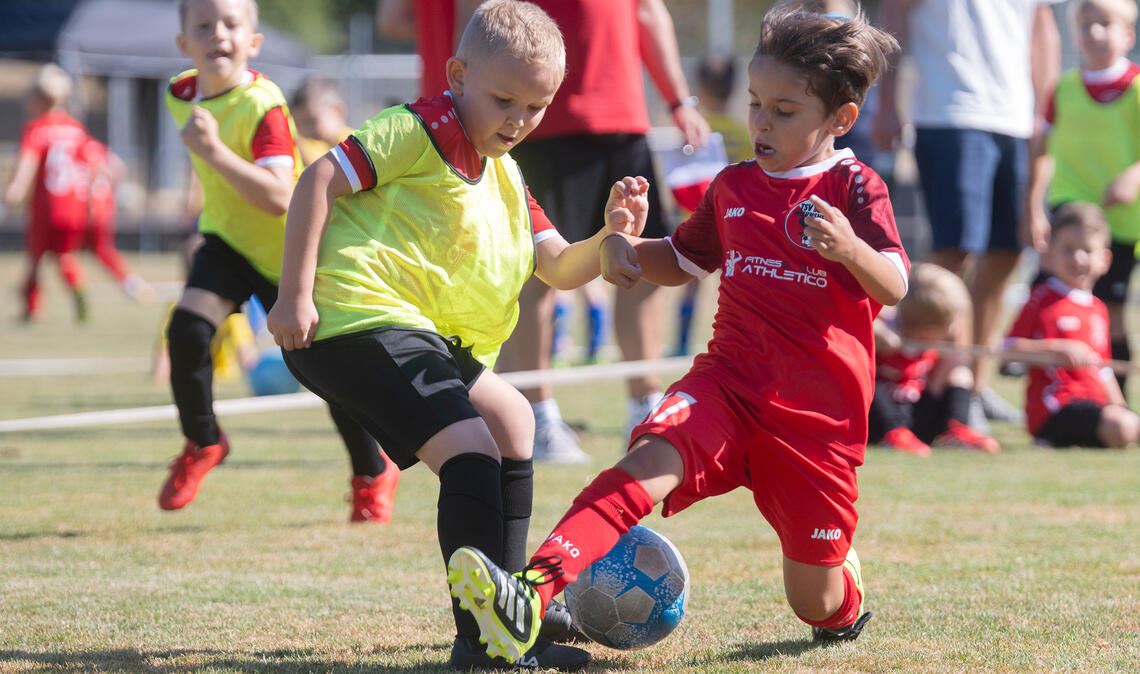 Bei den Bambini spielen die Jüngsten des TSV Wiernsheim gegen die Sportfreunde Mühlacker (gelbes Leibchen). Fotos: Fotomoment