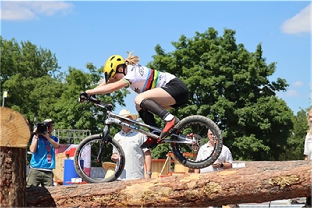 Bei den Deutschen Meisterschaften im Juni trägt Nina Reichenbach noch das Regenbogentrikot, das sie im September verliert. In diesem Jahr will sie es zurückholen. Foto: privat