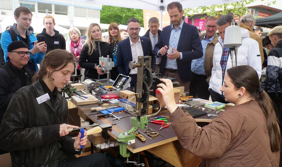 Bei den Goldschmieden gewähren Auszubildende den prominenten Besuchern Peter Boch und Bastian Rosenau (Bildmitte v.li.) Einblicke in ihre filigrane Arbeit. Fotos: Friedrich