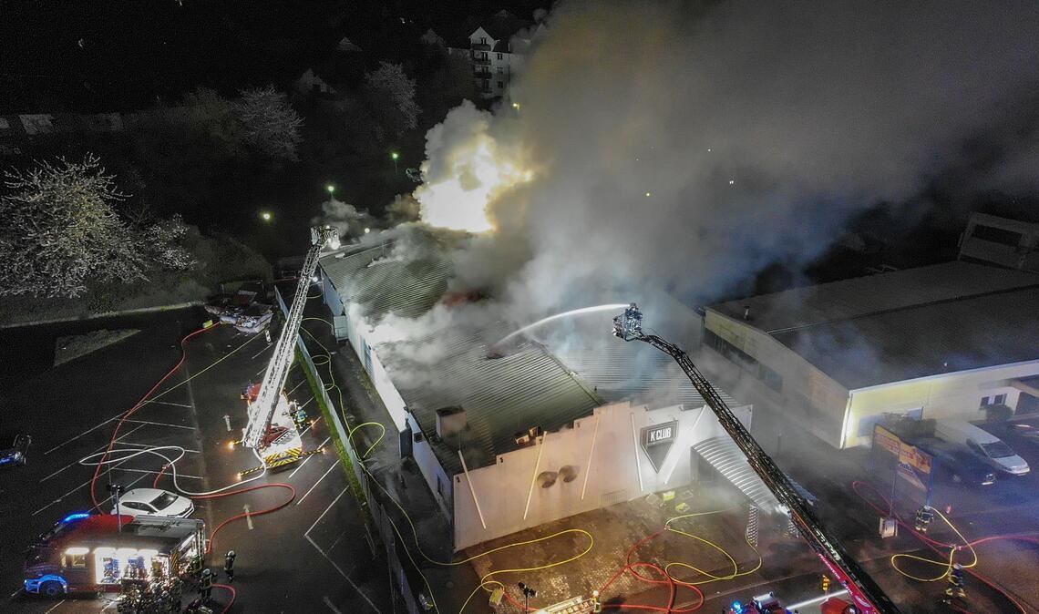 Bei den Löscharbeiten stürzte auch ein Teil des Daches ein.