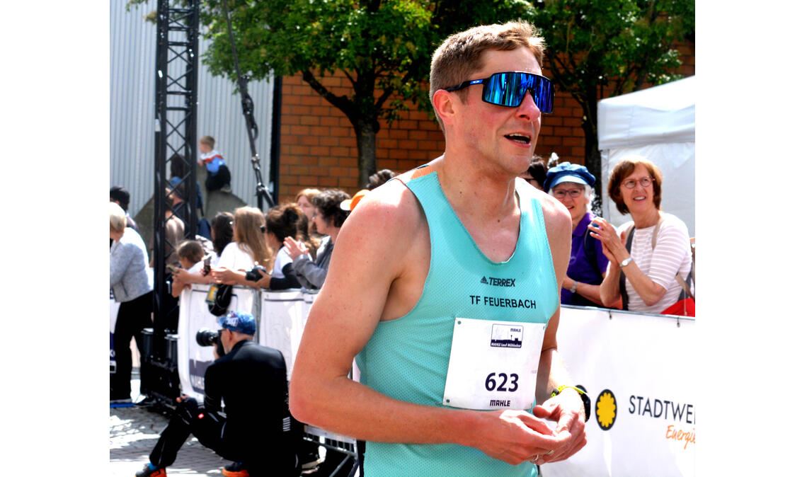 Bei den Männern siegt auf den fünf Kilometern Lucas Weithoff in 16:52 Minuten. 