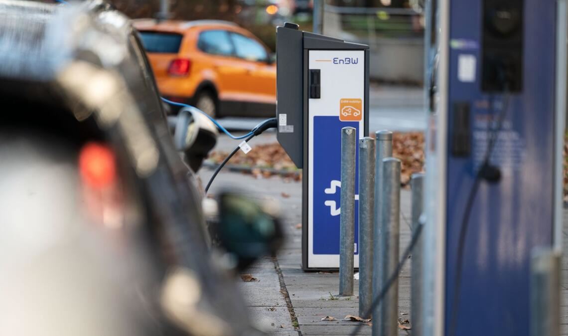 Bei den Neuzulassungszahlen von Elektroautos in Deutschland liegen deutsche Hersteller einer Analyse zufolge deutlich in Führung. (Symbolbild)