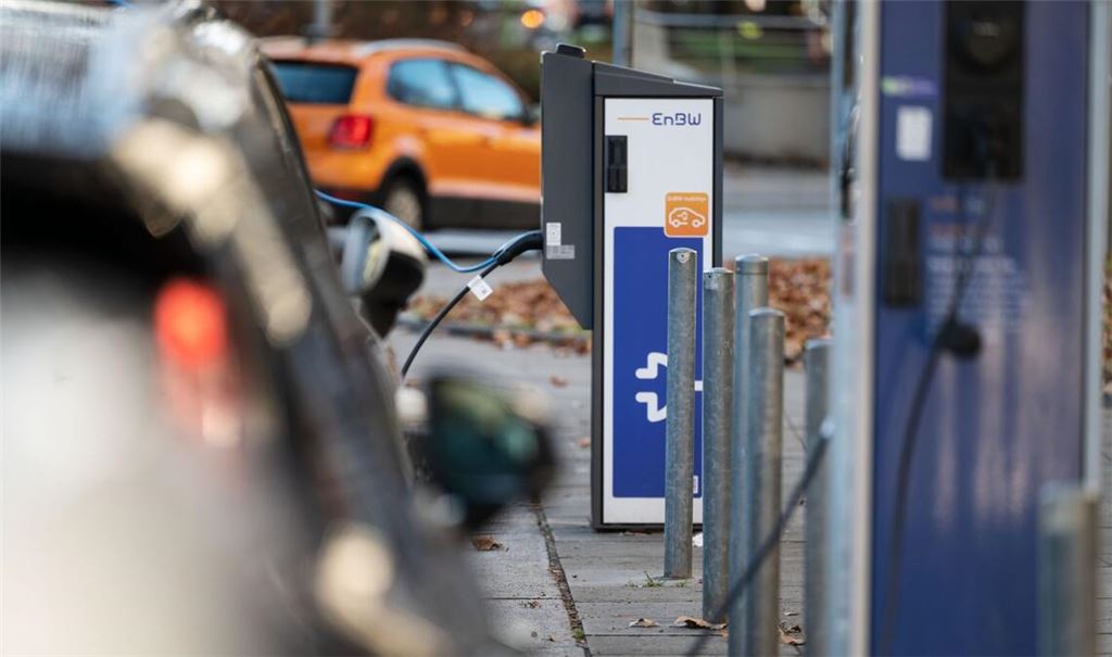 Bei den Neuzulassungszahlen von Elektroautos in Deutschland liegen deutsche Hersteller einer Analyse zufolge deutlich in Führung. (Symbolbild)