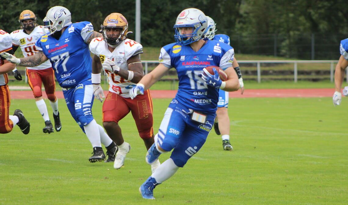 Bei den Pforzheim Wilddogs (in Blau) platzt der Knoten im ersten Saisonspiel erst im letzten Viertel.