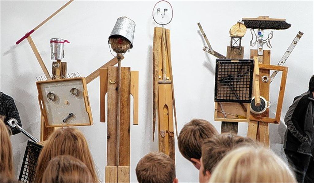 Schülerkunst statt kahler Wände