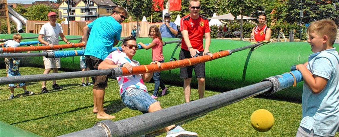 Bei den Sportfreunden Mühlacker verwandelt sich auf der Aktionswiese der gewöhnliche Tischkicker in einen Menschenkicker.