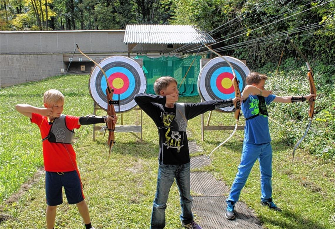 Bei den Wiernsheimer Sportschützen 1968 dürfen die Kinder mit Pfeil und Bogen auf Scheiben schießen.