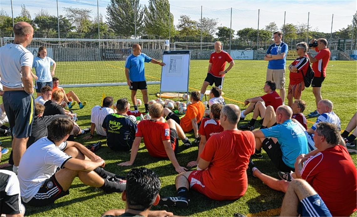 Bei den Wokshops unter spanischer Sonne ganz Ohr: Tobias Kugler links im Vordergrund mit Nationalmannschafts-Hose. Fotos: Komm Mit/privat