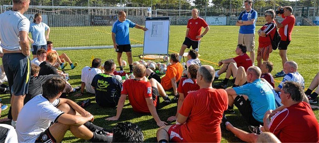 Bei den Wokshops unter spanischer Sonne ganz Ohr: Tobias Kugler aus Sternenfels (ganz links im Vordergrund sitzend) gehörte 2013 zu den Gewinnern. Foto: KOMM MIT