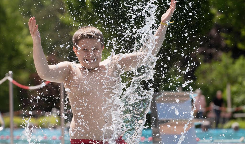 Bei den jungen und älteren Freunden des Freibads steigt die Vorfreude auf den Saisonstart, der am 9. Mai fallen soll. Foto: Archiv