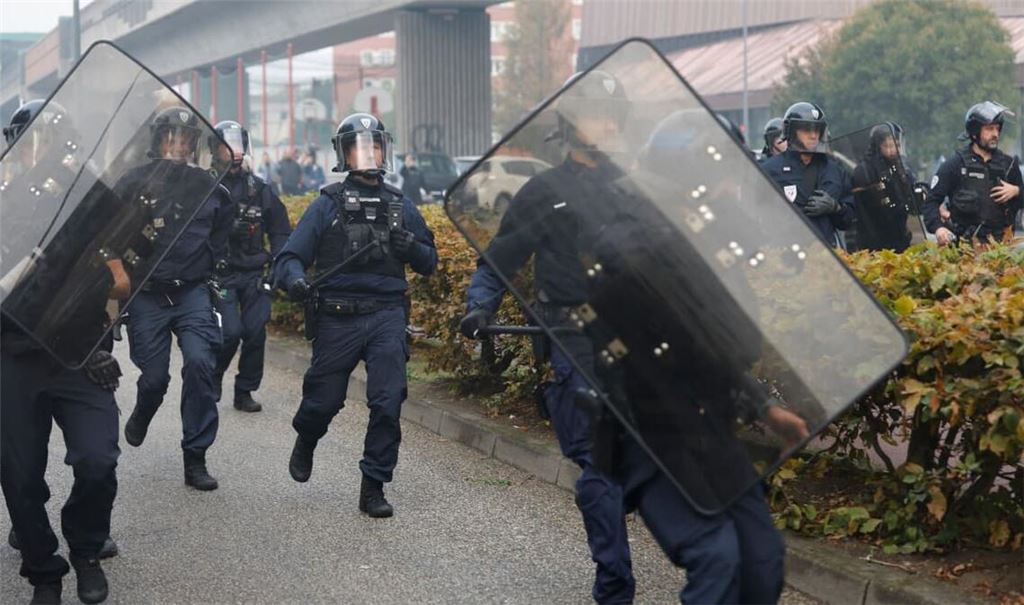 Bei den teils gewaltsamen Schülerprotesten in Frankreich sind am Dienstag nach Angaben der Regierung 440 Menschen festgenommen worden.