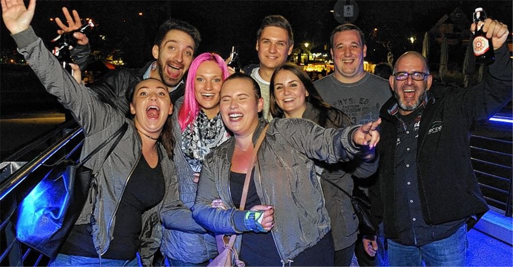 Tanz und Plausch unter Regenwolken