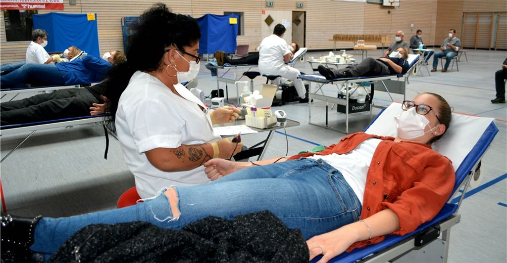 Bei der Aktion in der Wiernsheimer Lindenhalle werden die Hygieneregeln beachtet. Blutspender melden sich im Vorfeld an. Die Hilfsbereitschaft ist ungebrochen.Stahlfeld