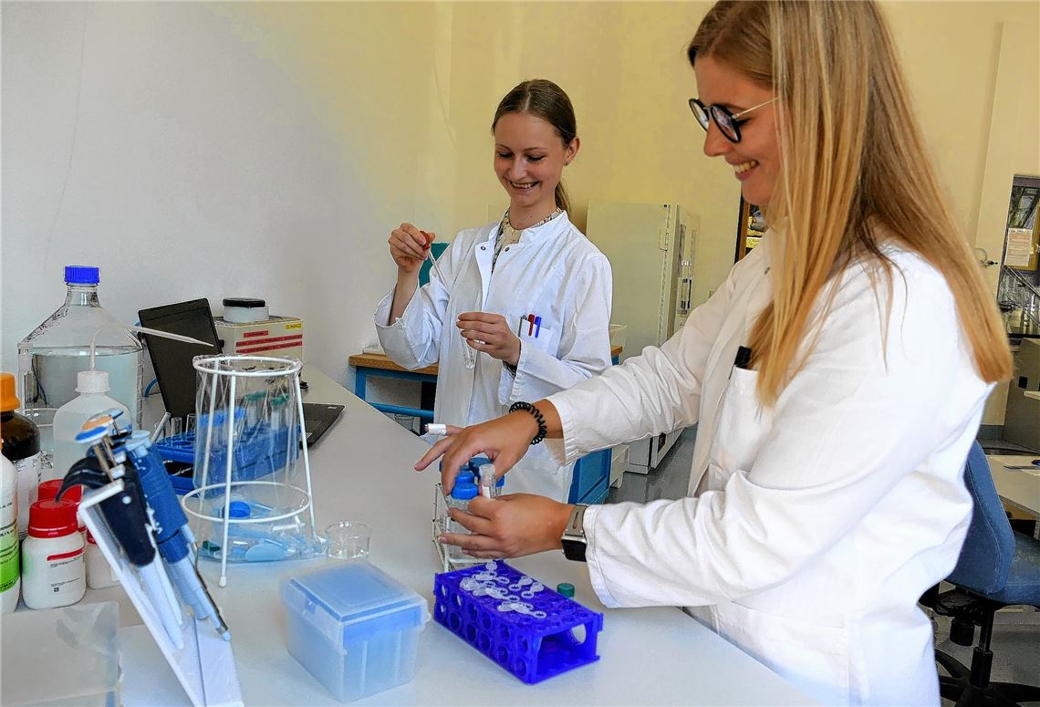 Bei der Analyse: die Doktorantinnen Larissa Lubitz (li.) und Katharina Friedly in den Produktionsräumen des Öschelbronner Unternehmens Abnoba, die gerade durch einen Neubau erweitert werden.Peche