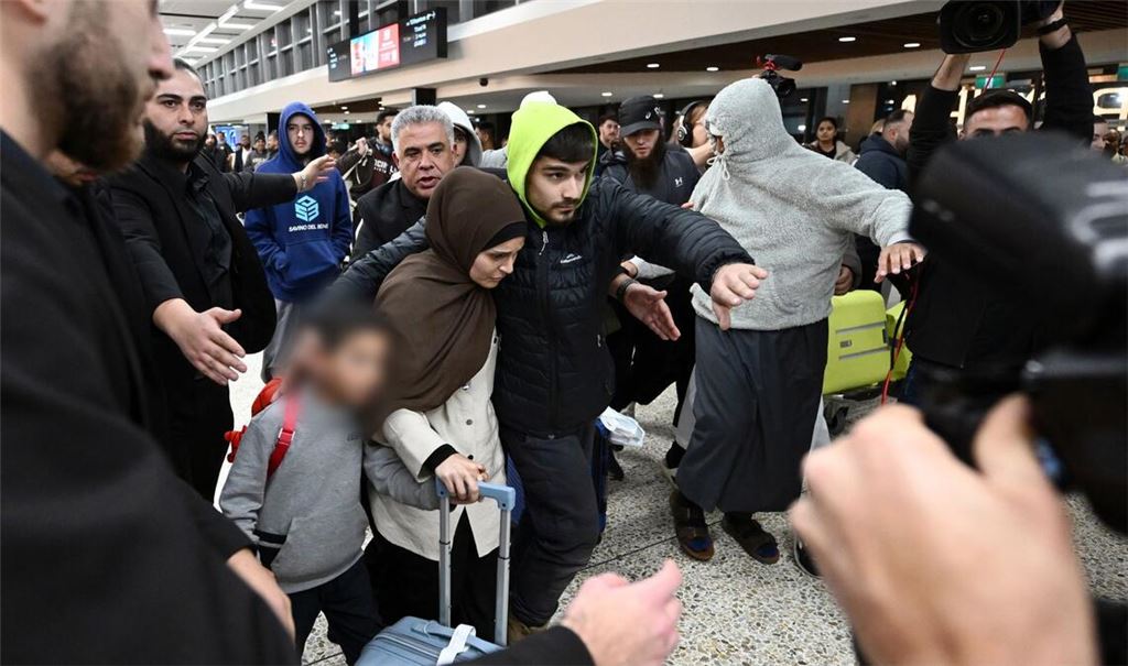 Bei der Ankunft der Frauen sei es teils zu chaotischen Szenen am Flughafen gekommen, berichten australische Medien.