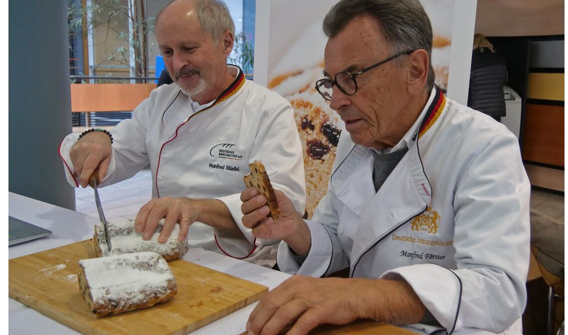 Bei der „Arbeit“: Manfred Stiefel (li.) und Manfred Förster testen Stollen. Foto: Friedrich