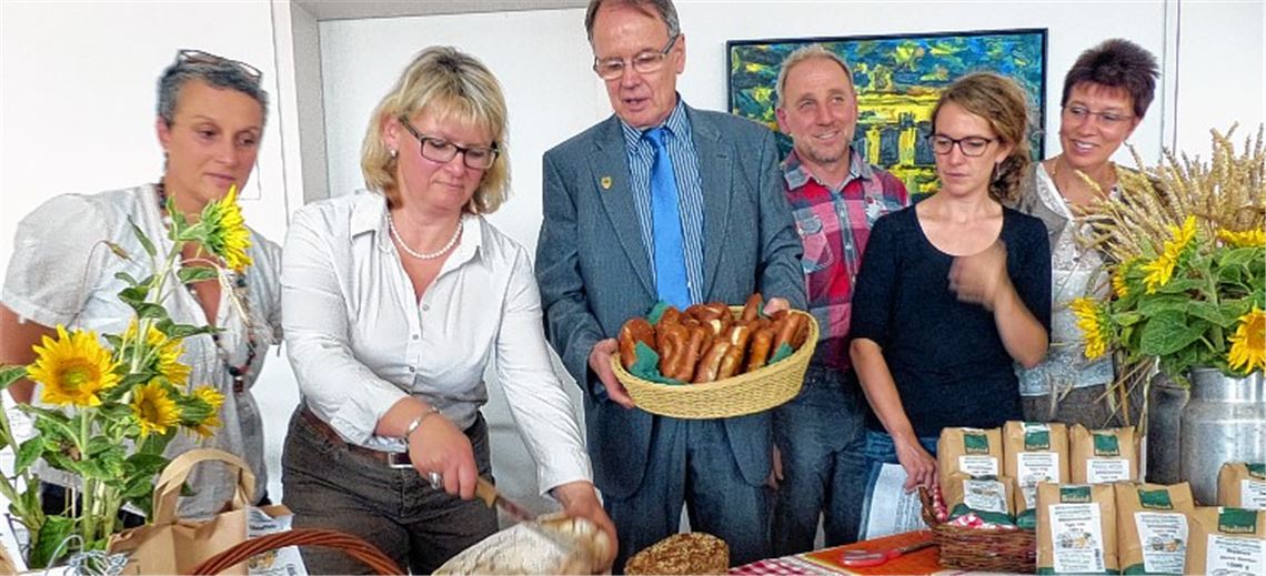 Bei der Auftaktveranstaltung servieren regionale Anbieter Kostproben (v.li.): Tina Waltenberger (Marktleiterin Biobauernmarkt Reiser Straubenhardt), Elke Reiser, Umwelt-Dezernent Karl-Heinz Zeller, Horst Reiser, Jana Edlinger (Stabsstelle Klimaschutz) und Angela Gewiese (Forum 21).Foto: Roth