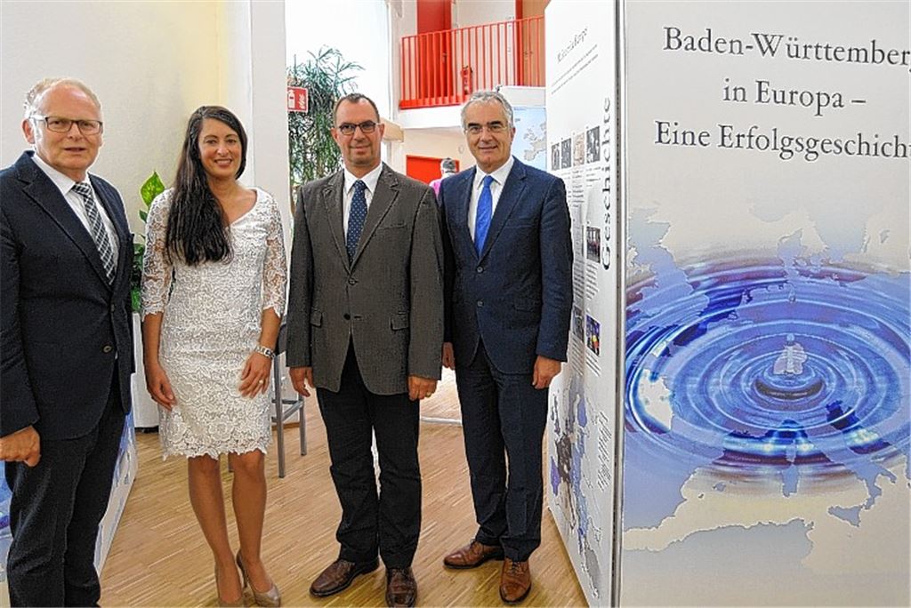 Bei der Ausstellungseröffnung im Treffpunkt Baden-Württemberg auf der Mühlacker Gartenschau (v.re.): Ministerialdirektor Guido Rebstock, Oberbürgermeister Frank Schneider, Sylvie Kostic vom Treffpunkt BW und Enzkreis-Landrat Karl Röckinger.