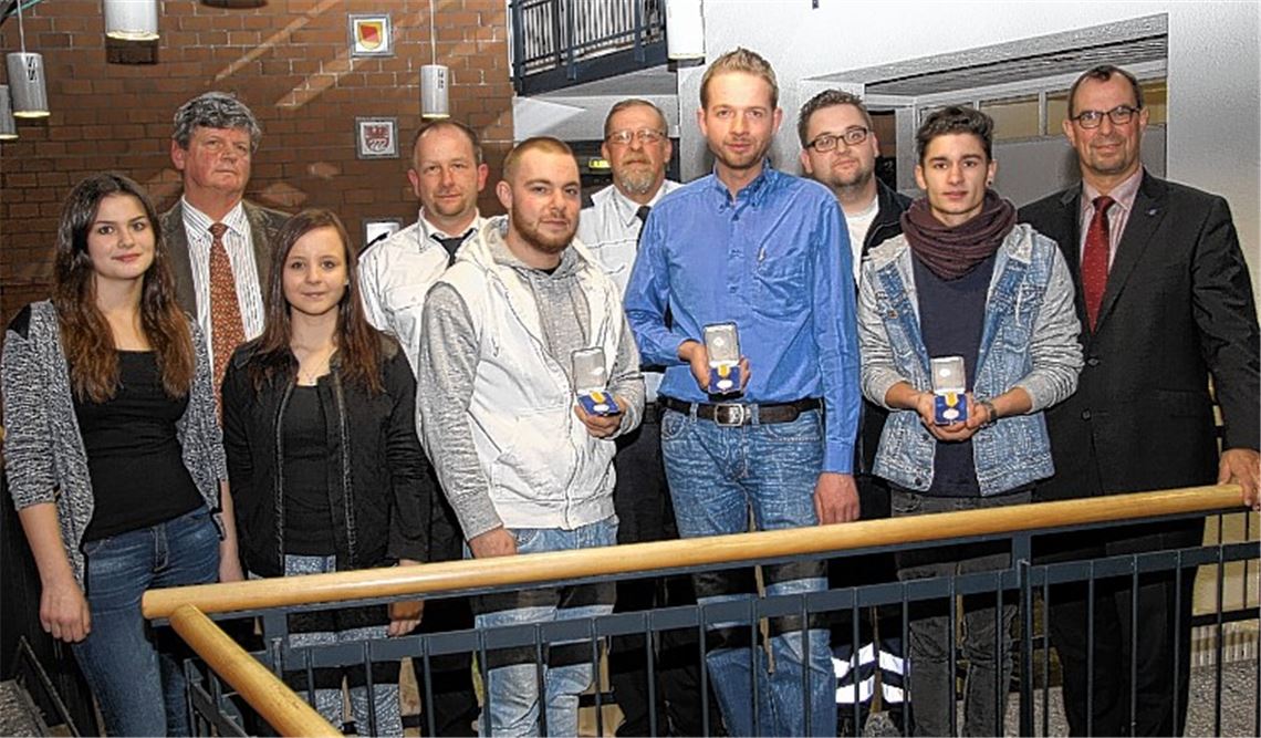 Bei der Auszeichnung im Rathaus (v. li.): Carmelina Bischoff, Jürgen Ernst, Helena Höhle, Marco Reichenbach (Feuerwehr Enzberg), Christian Weegmann (Landesrettungsmedaille), Wolfgang Gutscher (Polizei), Christian Weidelener (Landesrettungsmedaille), Oliver Schurlik (DRK), Pascal Zimehl (Landesrettungsmedaille) und Oberbürgermeister Frank Schneider.Foto: Sadler