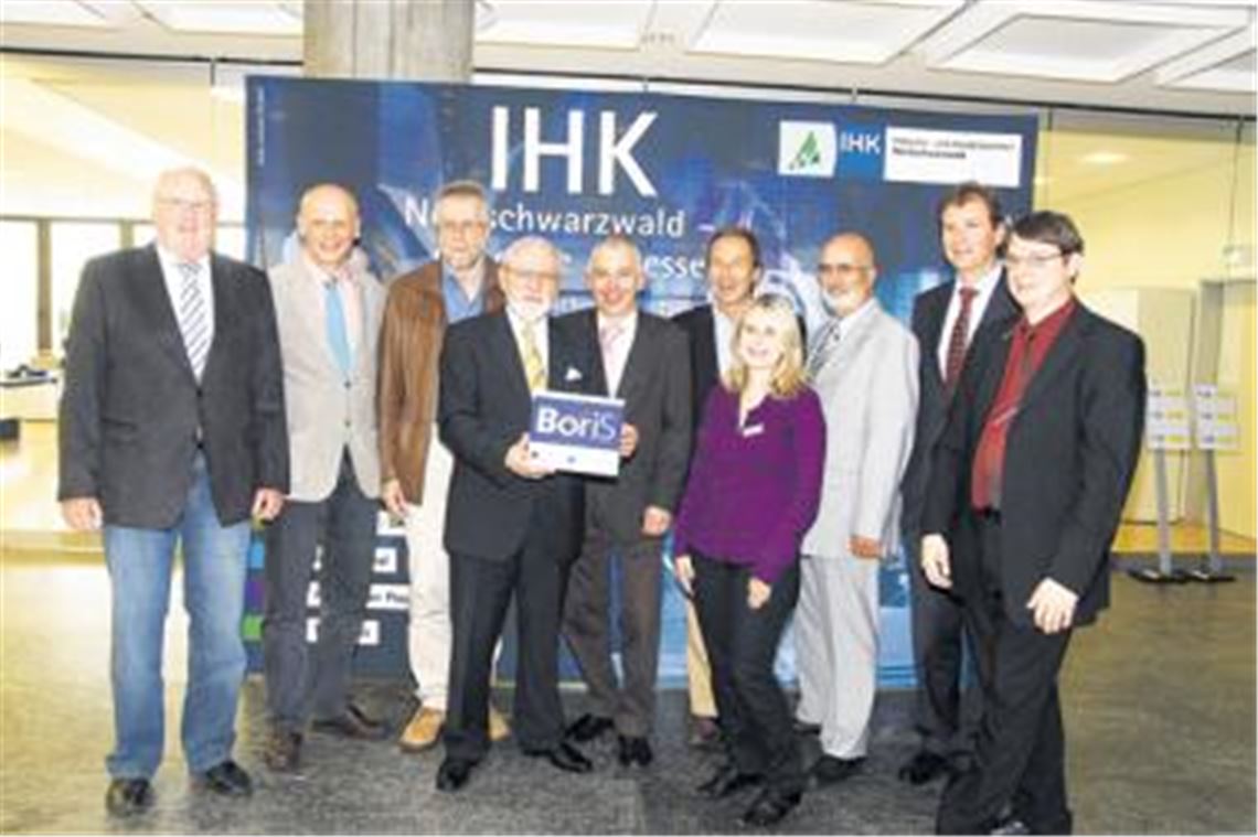 Bei der Auszeichnung von Schulen im Kammergebäude (v. li.): Hans Doll (Schule Ebhausen), Ulrich Schubert (Simmersfeld), Klaus-Peter Böhringer (Pforzheim), IHK-Vize-Präsident Arnold Höpfinger, Kai Adam (Pforzheim), Jennifer Zapp (Handwerkskammer), Bernd Döhring (Calmbach), Jürgen Grein (Heimsheim), Martin Keppler (IHK-Geschäftsführer) und Jürgen Gorenflo (Theodor-Heuss-Gymnasium Mühlacker). 
Foto: Wacker