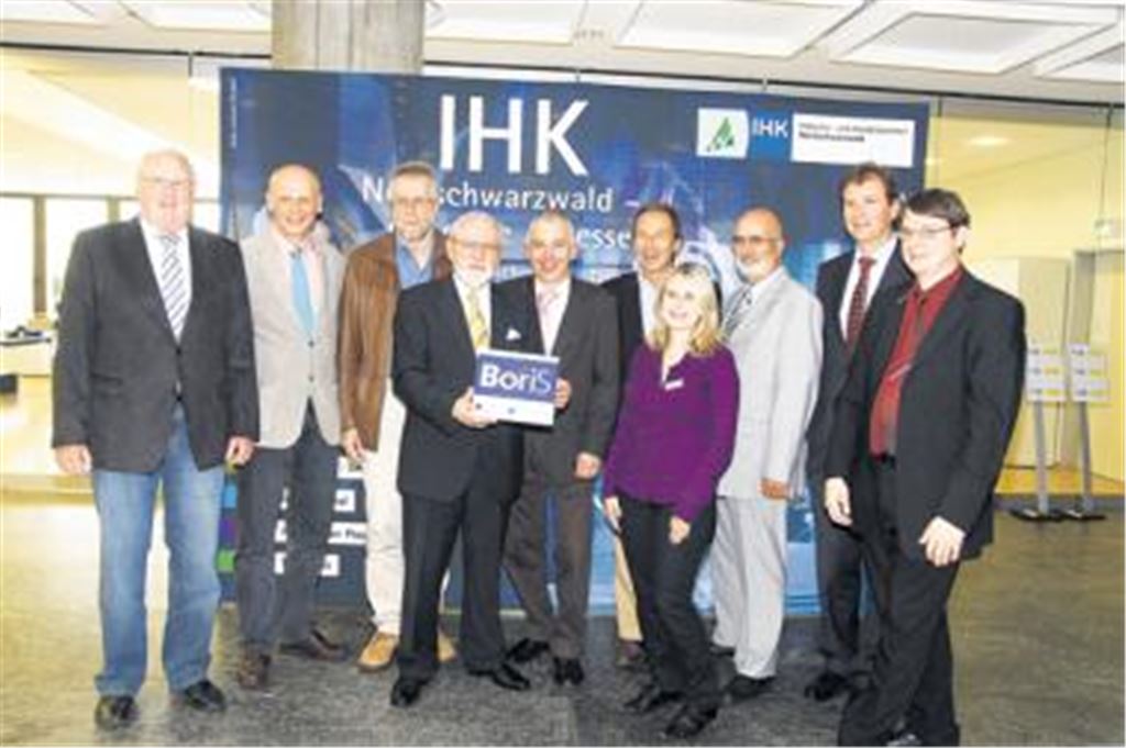 Bei der Auszeichnung von Schulen im Kammergebäude (v. li.): Hans Doll (Schule Ebhausen), Ulrich Schubert (Simmersfeld), Klaus-Peter Böhringer (Pforzheim), IHK-Vize-Präsident Arnold Höpfinger, Kai Adam (Pforzheim), Jennifer Zapp (Handwerkskammer), Bernd Döhring (Calmbach), Jürgen Grein (Heimsheim), Martin Keppler (IHK-Geschäftsführer) und Jürgen Gorenflo (Theodor-Heuss-Gymnasium Mühlacker). 
Foto: Wacker