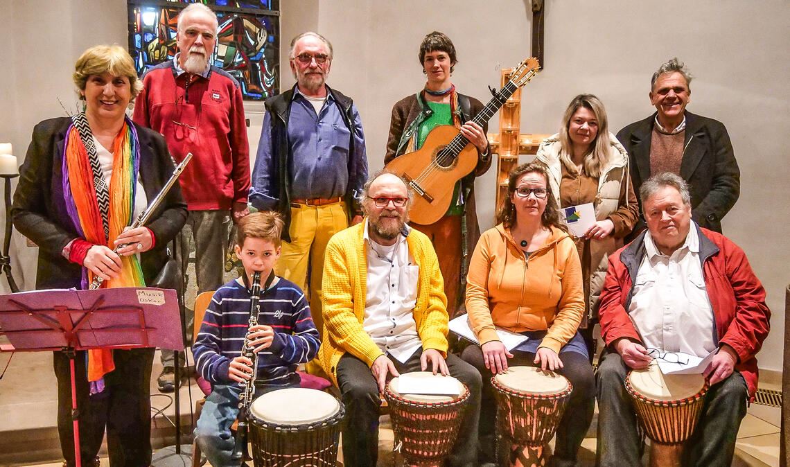 Bei der „Begegnung für den Frieden“ in Sternenfels erinnern Reiner Brand (3. v. li. hinten), Antonia Walch (2. v. re. hinten) und Joachim Herdtweck (2. v. li. hinten) an den andauernden Krieg in der Ukraine, musikalisch unterstützt von Bernadette Schäfer mit Familie und Freunden. Foto: Friedrich