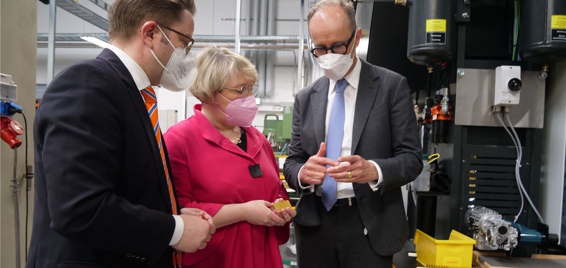 Klimaneutrales Gold reduziert CO2-Fußabdruck Bei der C. Hafner GmbH & Co. KG in Wimsheim wird klimaneutrales Gold produziert. Bundestagsabgeordnete Katja Mast informiert sich bei York Alexander Tetzlaff (li.) und Philipp Reisert über die Bedeutung von Nachhaltigkeit und Recycling in dem Bereich. Foto: Friedrich