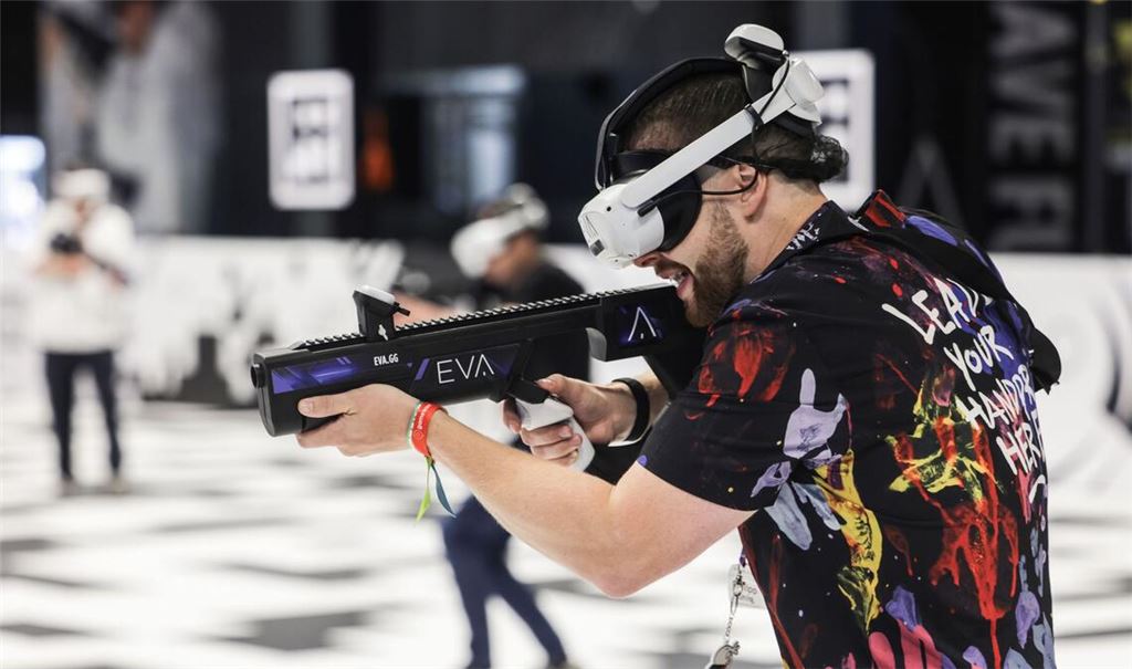 Bei der Computerspiele-Messe Gamescom in Köln wird auch wieder ordentlich geballert. Hier probiert ein Besucher das 3D-Action-Spiel "EVA" aus.