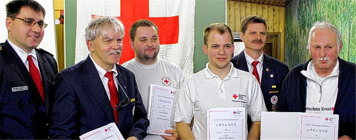 Bei der Ehrung (v. li.):Thorsten Lansche (stellvertretender Kreisbereitschaftsleiter) Thomas Krack (Vorsitzender des DRK Mühlacker) Oliver Schurlik (Schriftführer) Alexander Beck (Bereitschaftsmitglied) Michael Oettinger (Bereitschaftsleiter) und Hans Schönthaler (Bereitschaftsmitglied)