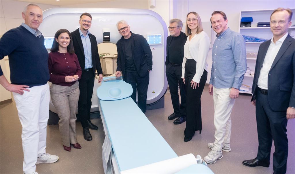 Bei der Einweihung dabei: Bruno Elkes, Facharzt für diagnostische Radiologie (v.li.), Mina Tabibi-Bradshawher von der Firma Philips, Frank Schulz, Dr. med. Christian Steinbrück, Dr. Werner Weidenmeier, ehemals in der Radiologie tätig, Sina Pfister (Firma Philips) sowie Joachim Stahl (Radiologie Mühlacker) und Stephan Bockers (Firma Philips). Fotos: Fotomoment