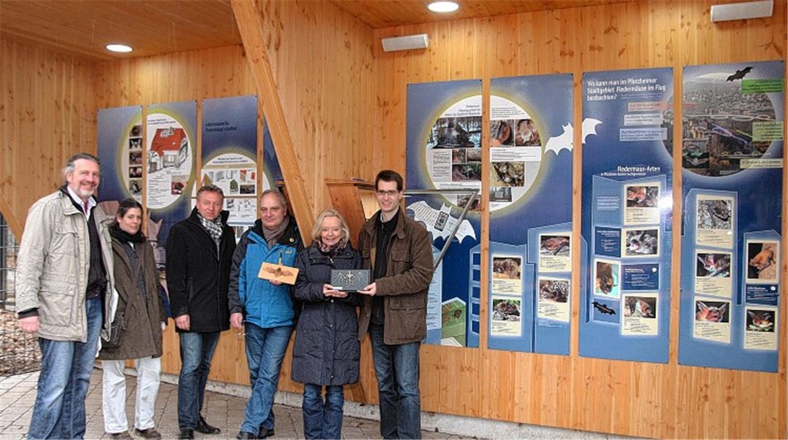 Bei der Einweihung des Feldermaus-Infozentrums (v. li.): Gerold Vitzthum, Ulrike Wagner (beide NABU), Bürgermeister Alexander Uhlig, Manfred Bauer vom Amt für Umweltschutz, Christine Stavenhagen vom Förderverein und Tobias Längle (Naturschutz).