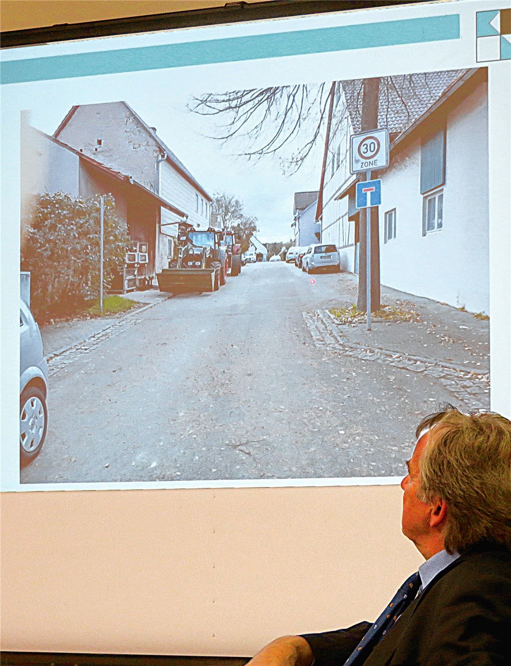 Bei der Einwohnerversammlung, die im November 2019 in Kleinvillars stattgefunden hat, wurden problematische Stellen ins Bild gesetzt, die Kinder im Ortsteil auf dem Weg zur Bushaltestelle passieren müssen.Becker