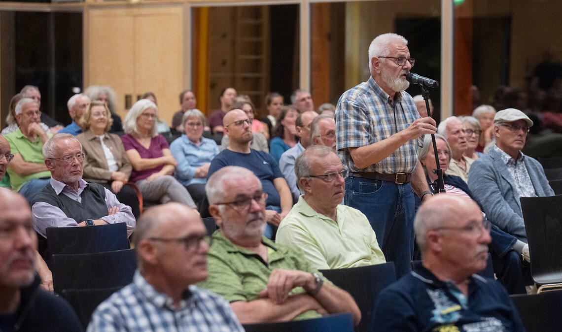 Bei der Einwohnerversammlung interessieren sich rund 160 Bürgerinnen und Bürger für aktuell wichtige Themen in ihrer Gemeinde Sternenfels. Fotos: Fotomoment