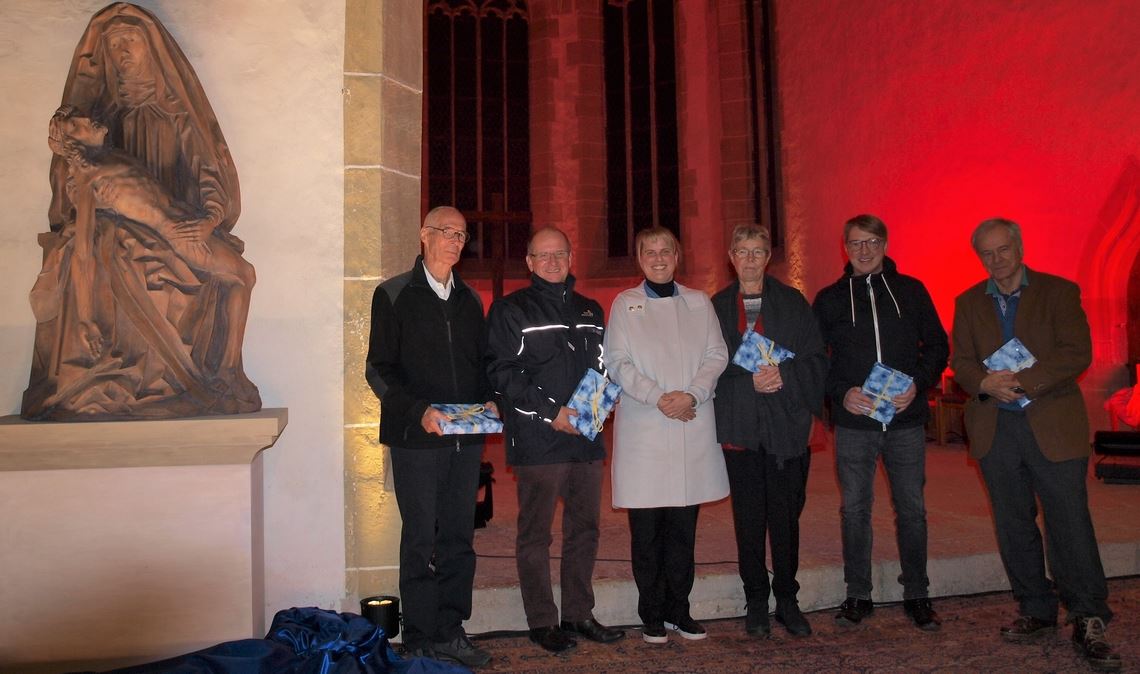 Bei der Enthüllung der Pietà in der Lienzinger Frauenkirche sind einige Redner anwesend, die all denjenigen Dank aussprechen, die sich am Pietà-Projekt beteiligt haben. Foto: Filitz
