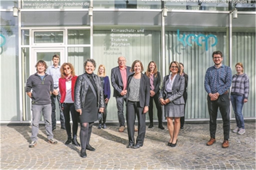 Bei der Eröffnung der Klimaschutz- und Energieagentur keep stehen Sibylle Schüssler, Dr Hilde Neidhardt, Edith Marqués Berger und Elias Weigel in vorderster Reihe. Foto: Wewoda